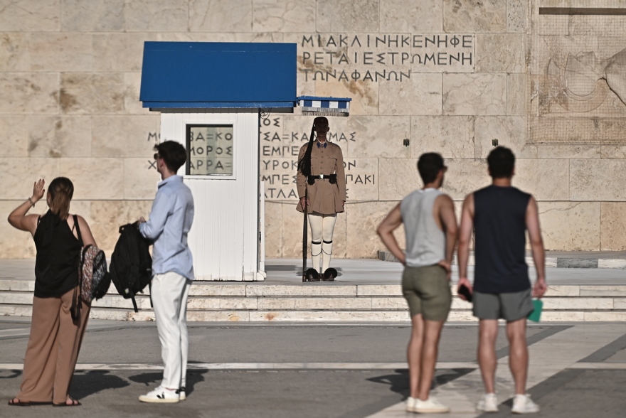 Ακοίμητοι φρουροί παρά τον καύσωνα οι Εύζωνες - Τους δίνουν παγωμένο νερό για να αντέξουν τη ζέστη, βίντεο και φωτογραφίες 21 Ακοίμητοι φρουροί παρά τον καύσωνα οι Εύζωνες - Τους δίνουν παγωμένο νερό για να αντέξουν τη ζέστη, βίντεο και φωτογραφίες