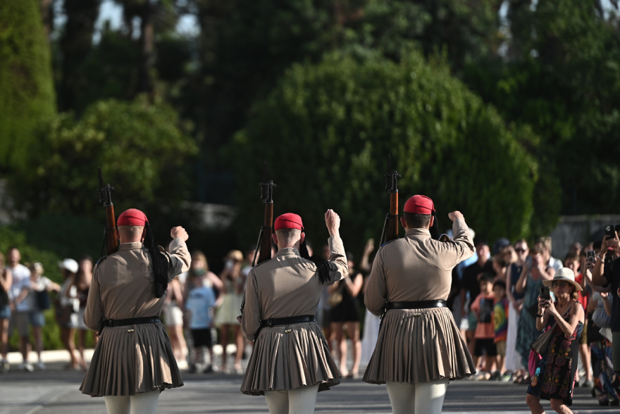 Ακοίμητοι φρουροί παρά τον καύσωνα οι Εύζωνες - Τους δίνουν παγωμένο νερό για να αντέξουν τη ζέστη, βίντεο και φωτογραφίες 14 Ακοίμητοι φρουροί παρά τον καύσωνα οι Εύζωνες - Τους δίνουν παγωμένο νερό για να αντέξουν τη ζέστη, βίντεο και φωτογραφίες