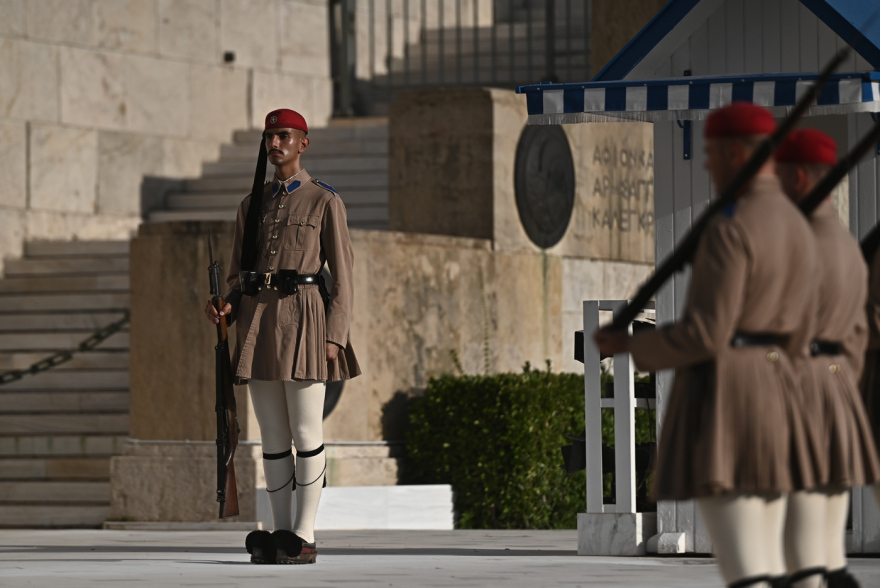Ακοίμητοι φρουροί παρά τον καύσωνα οι Εύζωνες - Τους δίνουν παγωμένο νερό για να αντέξουν τη ζέστη, βίντεο και φωτογραφίες 15 Ακοίμητοι φρουροί παρά τον καύσωνα οι Εύζωνες - Τους δίνουν παγωμένο νερό για να αντέξουν τη ζέστη, βίντεο και φωτογραφίες