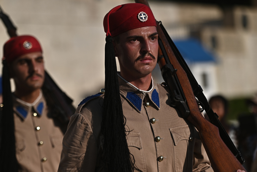 Ακοίμητοι φρουροί παρά τον καύσωνα οι Εύζωνες - Τους δίνουν παγωμένο νερό για να αντέξουν τη ζέστη, βίντεο και φωτογραφίες 12 Ακοίμητοι φρουροί παρά τον καύσωνα οι Εύζωνες - Τους δίνουν παγωμένο νερό για να αντέξουν τη ζέστη, βίντεο και φωτογραφίες