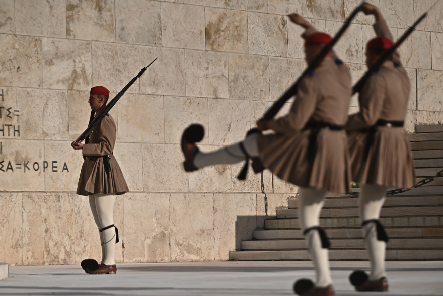 Ακοίμητοι φρουροί παρά τον καύσωνα οι Εύζωνες - Τους δίνουν παγωμένο νερό για να αντέξουν τη ζέστη, βίντεο και φωτογραφίες 16 Ακοίμητοι φρουροί παρά τον καύσωνα οι Εύζωνες - Τους δίνουν παγωμένο νερό για να αντέξουν τη ζέστη, βίντεο και φωτογραφίες