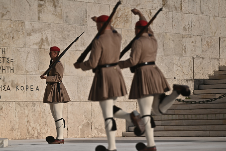 Ακοίμητοι φρουροί παρά τον καύσωνα οι Εύζωνες - Τους δίνουν παγωμένο νερό για να αντέξουν τη ζέστη, βίντεο και φωτογραφίες 17 Ακοίμητοι φρουροί παρά τον καύσωνα οι Εύζωνες - Τους δίνουν παγωμένο νερό για να αντέξουν τη ζέστη, βίντεο και φωτογραφίες