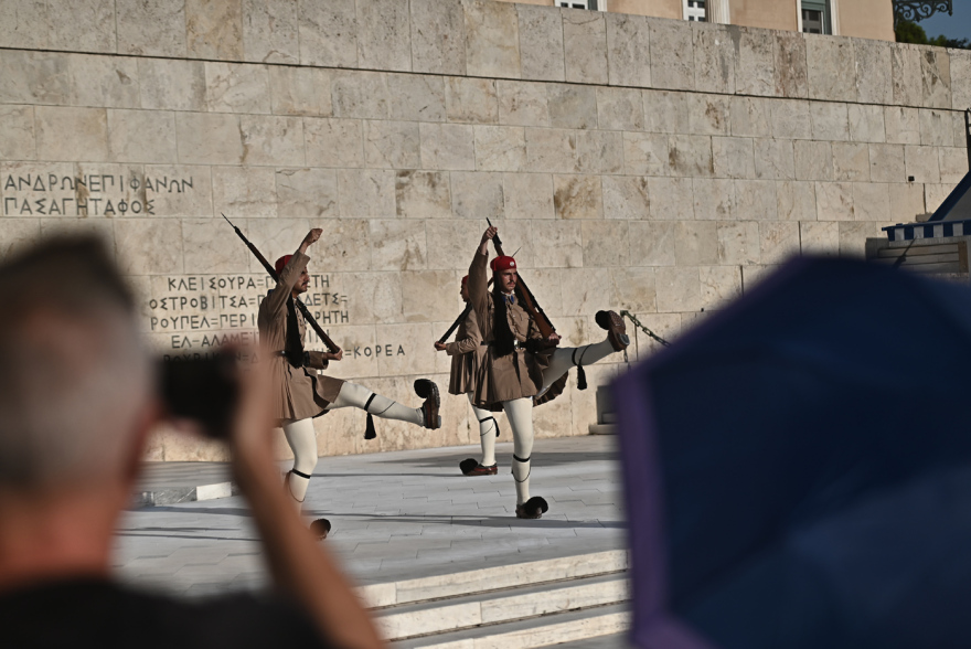 Ακοίμητοι φρουροί παρά τον καύσωνα οι Εύζωνες - Τους δίνουν παγωμένο νερό για να αντέξουν τη ζέστη, βίντεο και φωτογραφίες 18 Ακοίμητοι φρουροί παρά τον καύσωνα οι Εύζωνες - Τους δίνουν παγωμένο νερό για να αντέξουν τη ζέστη, βίντεο και φωτογραφίες