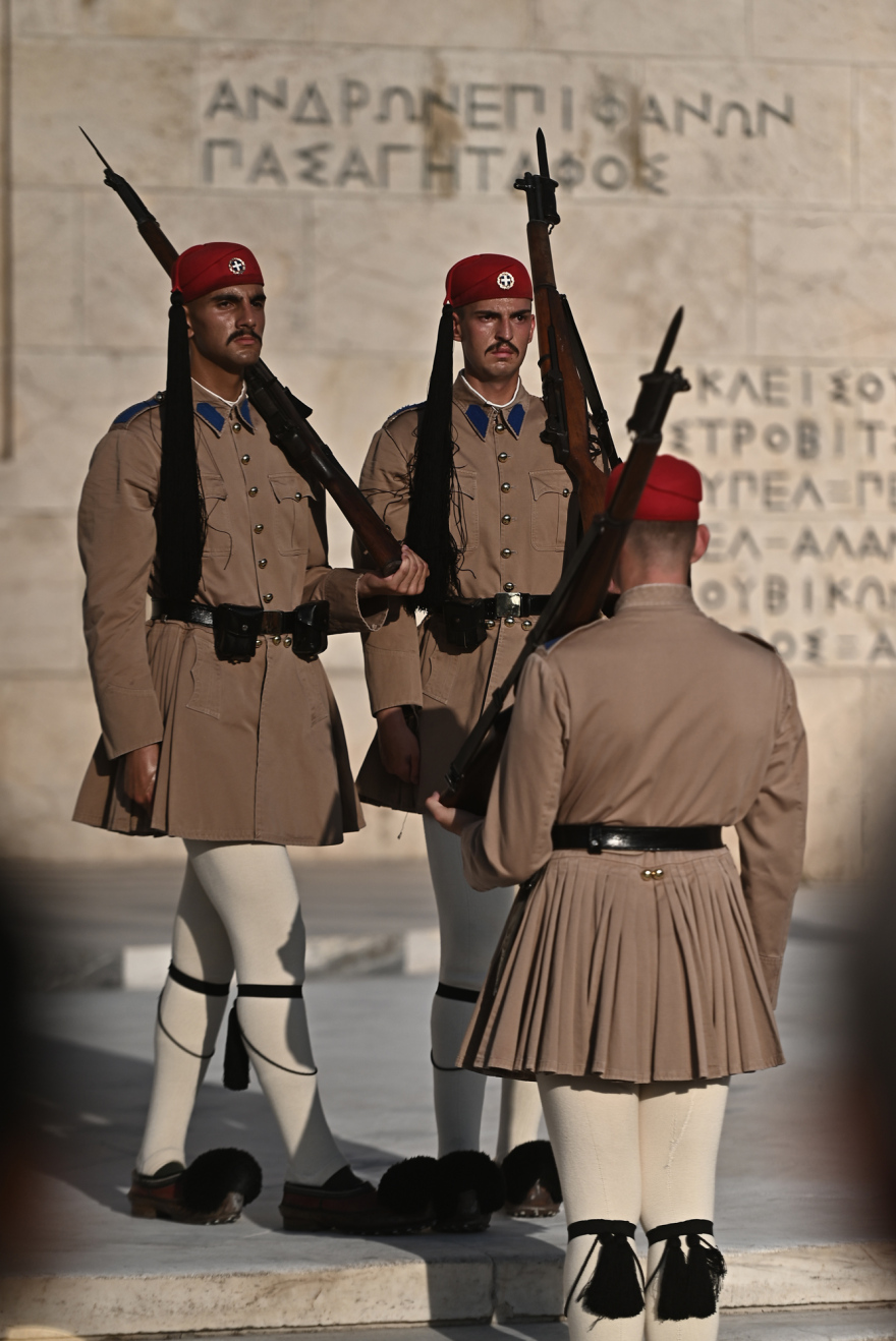 Ακοίμητοι φρουροί παρά τον καύσωνα οι Εύζωνες - Τους δίνουν παγωμένο νερό για να αντέξουν τη ζέστη, βίντεο και φωτογραφίες 19 Ακοίμητοι φρουροί παρά τον καύσωνα οι Εύζωνες - Τους δίνουν παγωμένο νερό για να αντέξουν τη ζέστη, βίντεο και φωτογραφίες