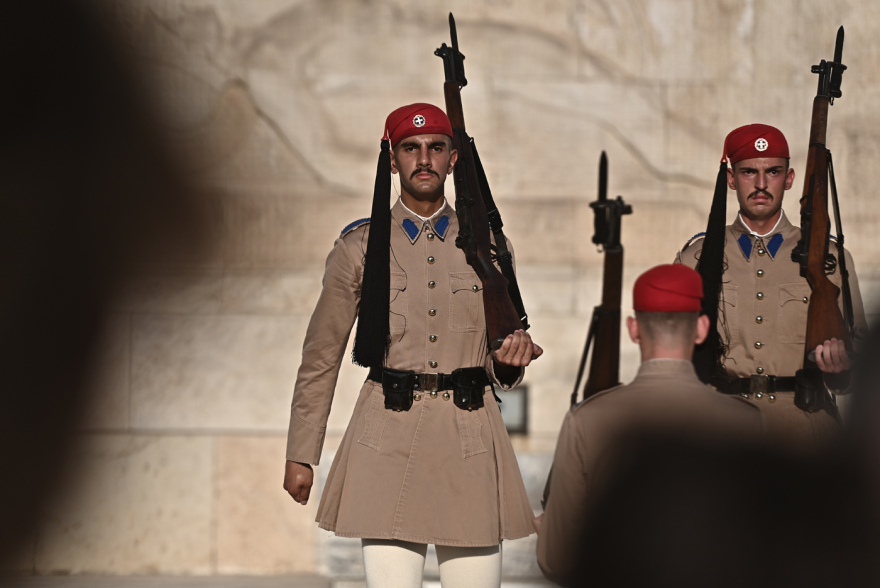 Ακοίμητοι φρουροί παρά τον καύσωνα οι Εύζωνες - Τους δίνουν παγωμένο νερό για να αντέξουν τη ζέστη, βίντεο και φωτογραφίες 20 Ακοίμητοι φρουροί παρά τον καύσωνα οι Εύζωνες - Τους δίνουν παγωμένο νερό για να αντέξουν τη ζέστη, βίντεο και φωτογραφίες