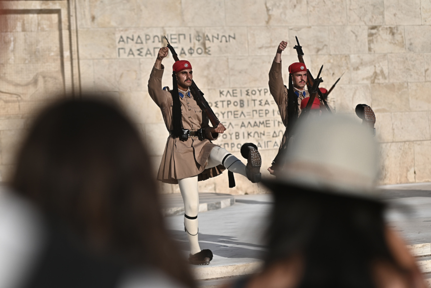 Ακοίμητοι φρουροί παρά τον καύσωνα οι Εύζωνες - Τους δίνουν παγωμένο νερό για να αντέξουν τη ζέστη, βίντεο και φωτογραφίες 13 Ακοίμητοι φρουροί παρά τον καύσωνα οι Εύζωνες - Τους δίνουν παγωμένο νερό για να αντέξουν τη ζέστη, βίντεο και φωτογραφίες