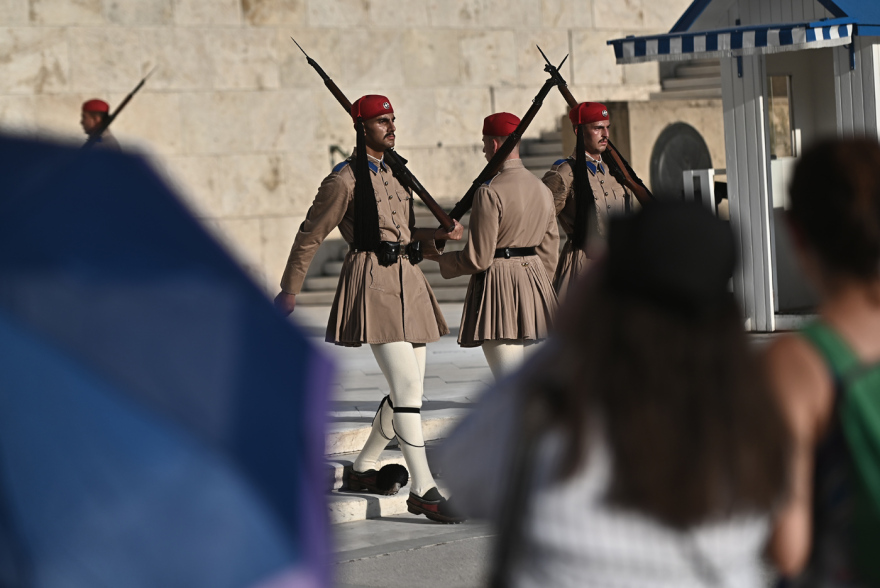 Ακοίμητοι φρουροί παρά τον καύσωνα οι Εύζωνες - Τους δίνουν παγωμένο νερό για να αντέξουν τη ζέστη, βίντεο και φωτογραφίες 2 Ακοίμητοι φρουροί παρά τον καύσωνα οι Εύζωνες - Τους δίνουν παγωμένο νερό για να αντέξουν τη ζέστη, βίντεο και φωτογραφίες
