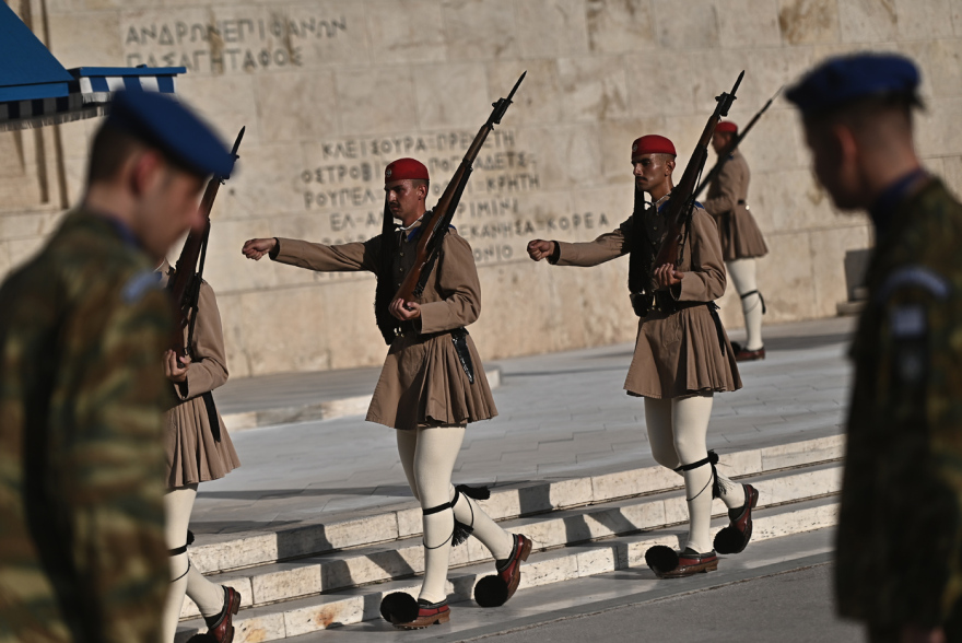 Ακοίμητοι φρουροί παρά τον καύσωνα οι Εύζωνες - Τους δίνουν παγωμένο νερό για να αντέξουν τη ζέστη, βίντεο και φωτογραφίες 3 Ακοίμητοι φρουροί παρά τον καύσωνα οι Εύζωνες - Τους δίνουν παγωμένο νερό για να αντέξουν τη ζέστη, βίντεο και φωτογραφίες
