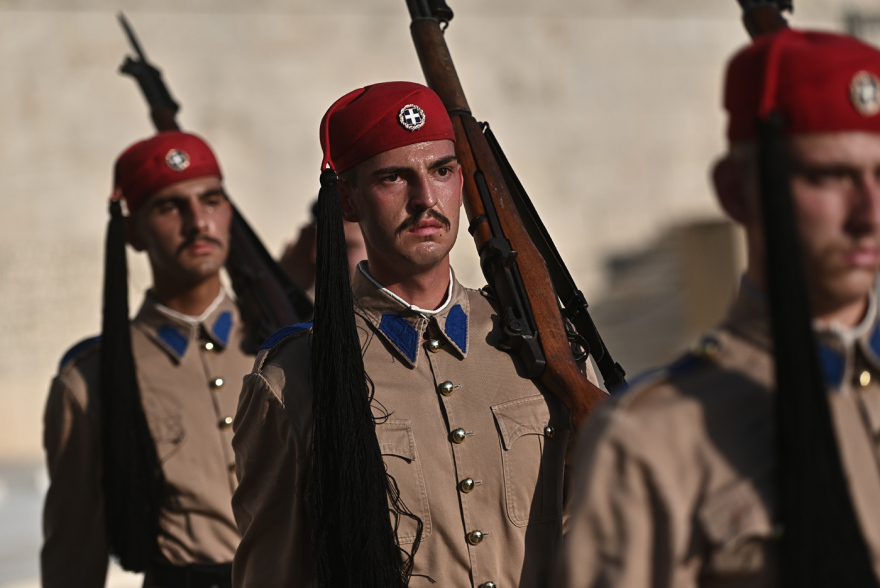 Ακοίμητοι φρουροί παρά τον καύσωνα οι Εύζωνες - Τους δίνουν παγωμένο νερό για να αντέξουν τη ζέστη, βίντεο και φωτογραφίες 11 Ακοίμητοι φρουροί παρά τον καύσωνα οι Εύζωνες - Τους δίνουν παγωμένο νερό για να αντέξουν τη ζέστη, βίντεο και φωτογραφίες