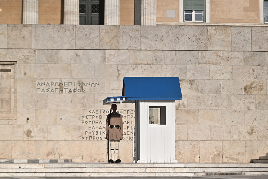 Ακοίμητοι φρουροί παρά τον καύσωνα οι Εύζωνες - Τους δίνουν παγωμένο νερό για να αντέξουν τη ζέστη, βίντεο και φωτογραφίες 4 Ακοίμητοι φρουροί παρά τον καύσωνα οι Εύζωνες - Τους δίνουν παγωμένο νερό για να αντέξουν τη ζέστη, βίντεο και φωτογραφίες