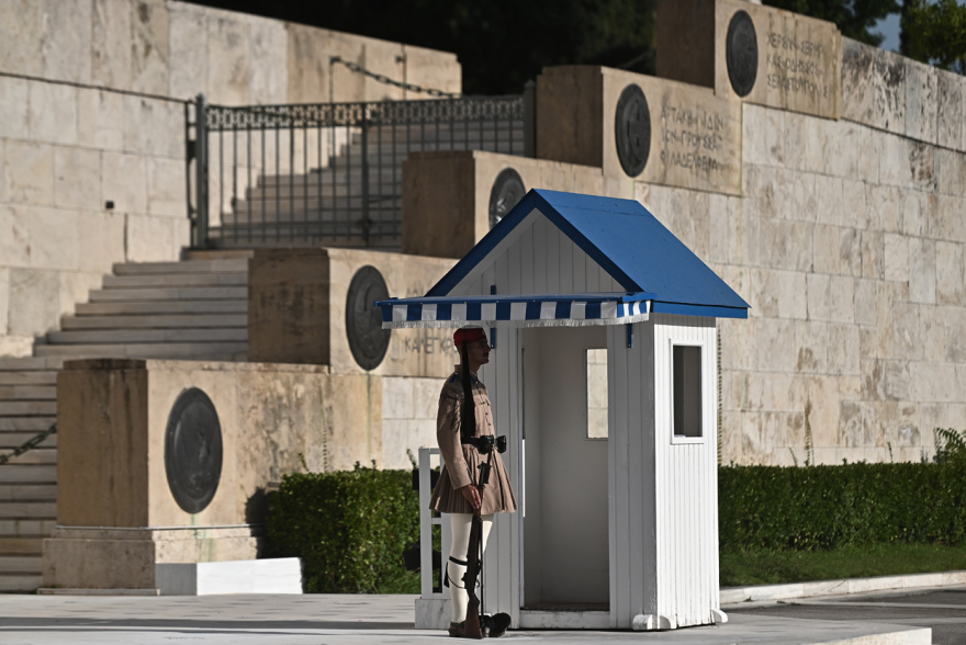 Ακοίμητοι φρουροί παρά τον καύσωνα οι Εύζωνες - Τους δίνουν παγωμένο νερό για να αντέξουν τη ζέστη, βίντεο και φωτογραφίες 6 Ακοίμητοι φρουροί παρά τον καύσωνα οι Εύζωνες - Τους δίνουν παγωμένο νερό για να αντέξουν τη ζέστη, βίντεο και φωτογραφίες