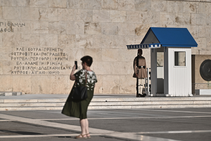 Ακοίμητοι φρουροί παρά τον καύσωνα οι Εύζωνες - Τους δίνουν παγωμένο νερό για να αντέξουν τη ζέστη, βίντεο και φωτογραφίες 7 Ακοίμητοι φρουροί παρά τον καύσωνα οι Εύζωνες - Τους δίνουν παγωμένο νερό για να αντέξουν τη ζέστη, βίντεο και φωτογραφίες