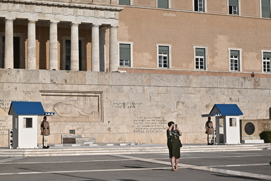 Ακοίμητοι φρουροί παρά τον καύσωνα οι Εύζωνες - Τους δίνουν παγωμένο νερό για να αντέξουν τη ζέστη, βίντεο και φωτογραφίες 8 Ακοίμητοι φρουροί παρά τον καύσωνα οι Εύζωνες - Τους δίνουν παγωμένο νερό για να αντέξουν τη ζέστη, βίντεο και φωτογραφίες