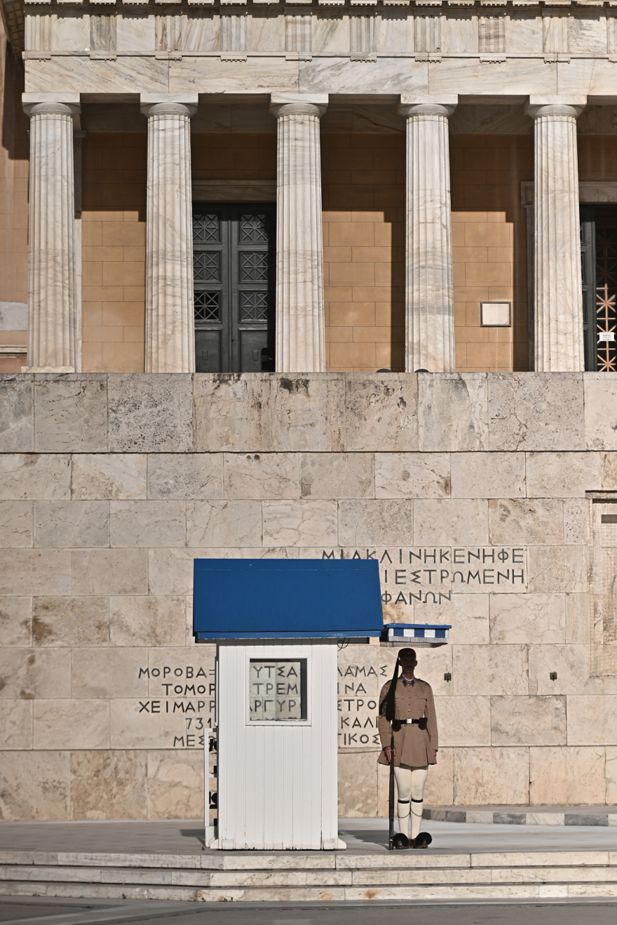 Ακοίμητοι φρουροί παρά τον καύσωνα οι Εύζωνες - Τους δίνουν παγωμένο νερό για να αντέξουν τη ζέστη, βίντεο και φωτογραφίες 9 Ακοίμητοι φρουροί παρά τον καύσωνα οι Εύζωνες - Τους δίνουν παγωμένο νερό για να αντέξουν τη ζέστη, βίντεο και φωτογραφίες