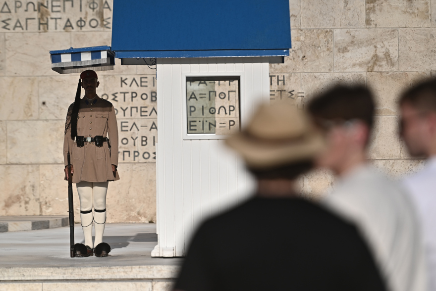 Ακοίμητοι φρουροί παρά τον καύσωνα οι Εύζωνες - Τους δίνουν παγωμένο νερό για να αντέξουν τη ζέστη, βίντεο και φωτογραφίες 10 Ακοίμητοι φρουροί παρά τον καύσωνα οι Εύζωνες - Τους δίνουν παγωμένο νερό για να αντέξουν τη ζέστη, βίντεο και φωτογραφίες