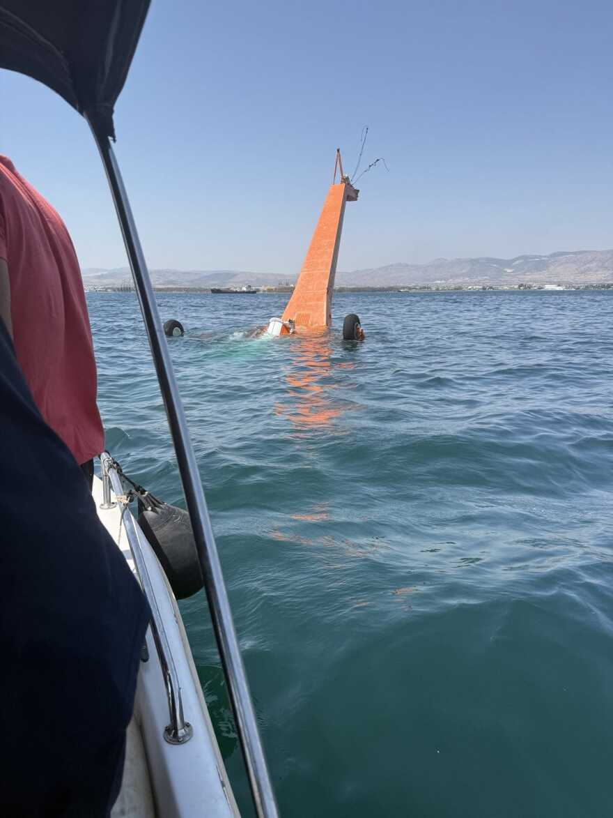 Οι πρώτες στιγμές μετά τη διάσωση των χειριστών του ελικοπτέρου που έκανε αναγκαστική προσθαλάσσωση στην Ελευσίνα - Δείτε φωτογραφίες 