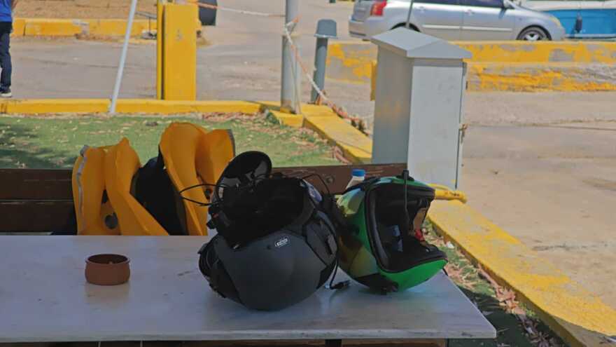 Οι πρώτες στιγμές μετά τη διάσωση των χειριστών του ελικοπτέρου που έκανε αναγκαστική προσθαλάσσωση στην Ελευσίνα - Δείτε φωτογραφίες 