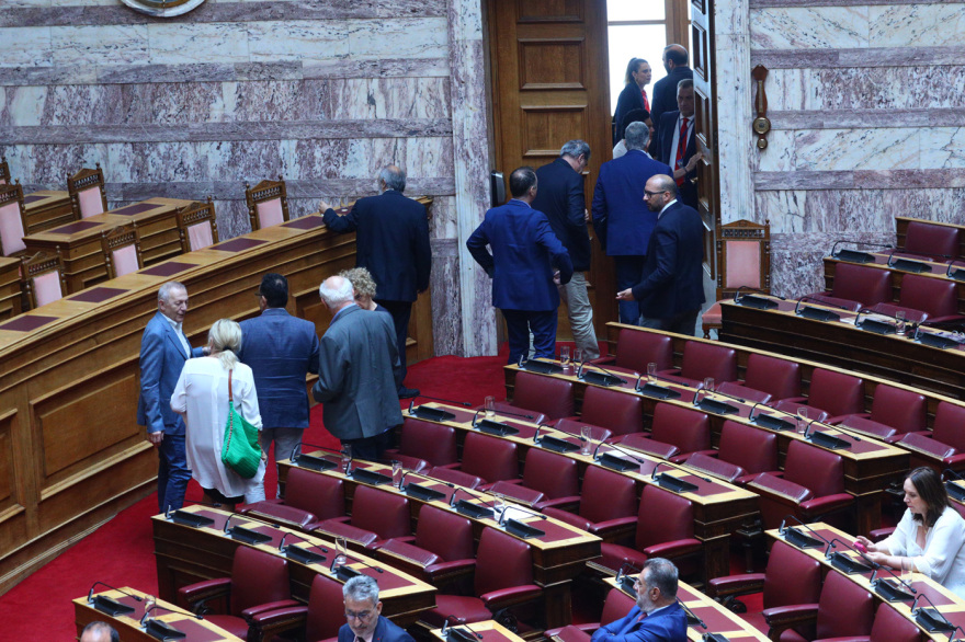 Νέο σόου από Κωνσταντοπούλου, αποχώρησε ο Λαμπρούλης από το προεδρείο της Βουλής - «Είστε πολιτικά ανήθικη» της είπε, δείτε βίντεο