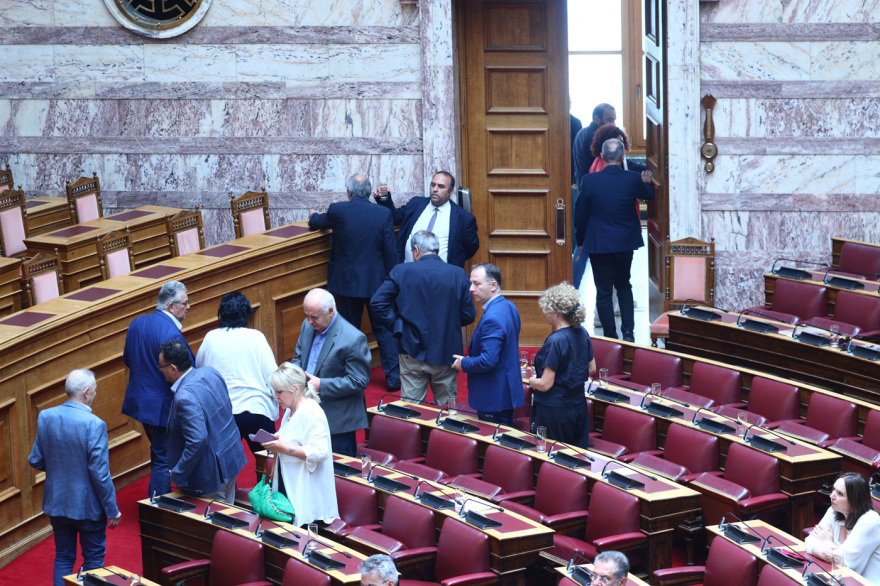Νέο σόου από Κωνσταντοπούλου, αποχώρησε ο Λαμπρούλης από το προεδρείο της Βουλής - «Είστε πολιτικά ανήθικη» της είπε, δείτε βίντεο