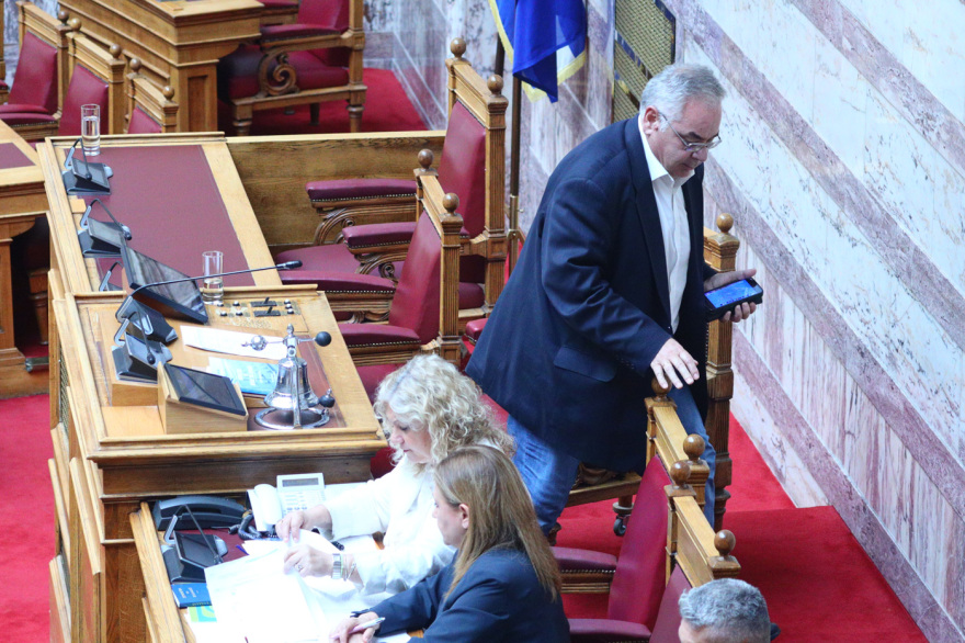 Νέο σόου από Κωνσταντοπούλου, αποχώρησε ο Λαμπρούλης από το προεδρείο της Βουλής - «Είστε πολιτικά ανήθικη» της είπε, δείτε βίντεο