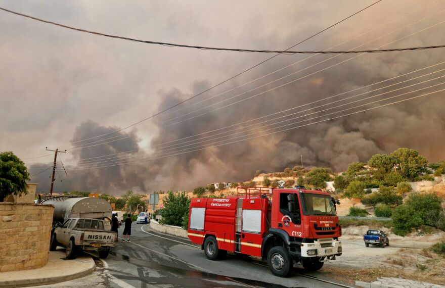 Μεγάλες φωτιές απειλούν χωριά της Λεμεσού και της Πάφου, εκκενώθηκαν κατασκηνώσεις και σπίτια - Δείτε βίντεο