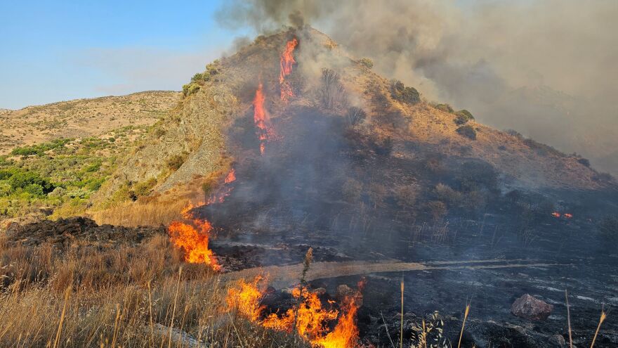 Μεγάλες φωτιές απειλούν χωριά της Λεμεσού και της Πάφου, εκκενώθηκαν κατασκηνώσεις και σπίτια - Δείτε βίντεο