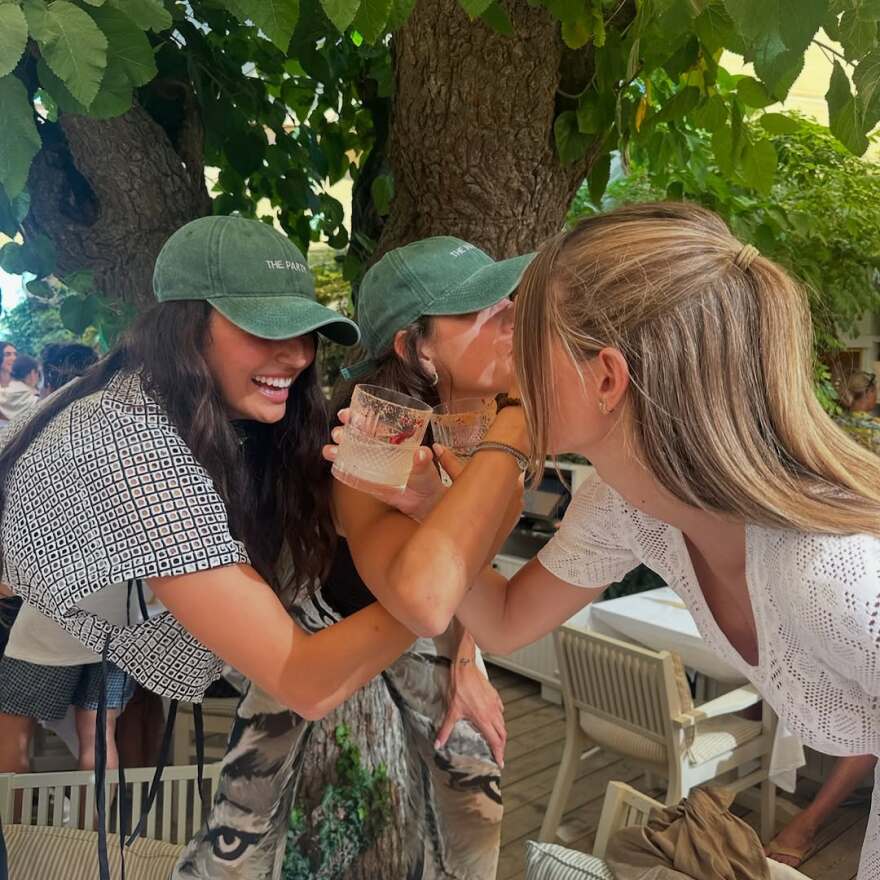 Αμαλία Κωστοπούλου: Σε πάρτι στο Σαν Τροπέ μαζί με την αδελφή της και τις φίλες τους πριν από τον γάμο με τον Τζέικ Μέντγουελ