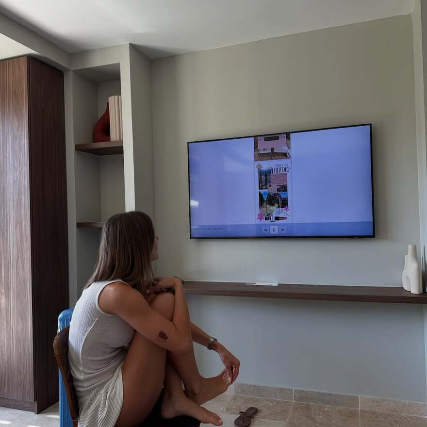 Αμαλία Κωστοπούλου: Σε πάρτι στο Σαν Τροπέ μαζί με την αδελφή της και τις φίλες τους πριν από τον γάμο με τον Τζέικ Μέντγουελ