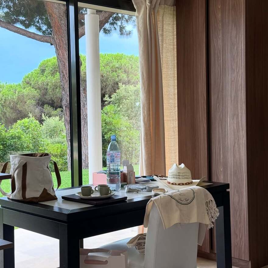 Αμαλία Κωστοπούλου: Σε πάρτι στο Σαν Τροπέ μαζί με την αδελφή της και τις φίλες τους πριν από τον γάμο με τον Τζέικ Μέντγουελ