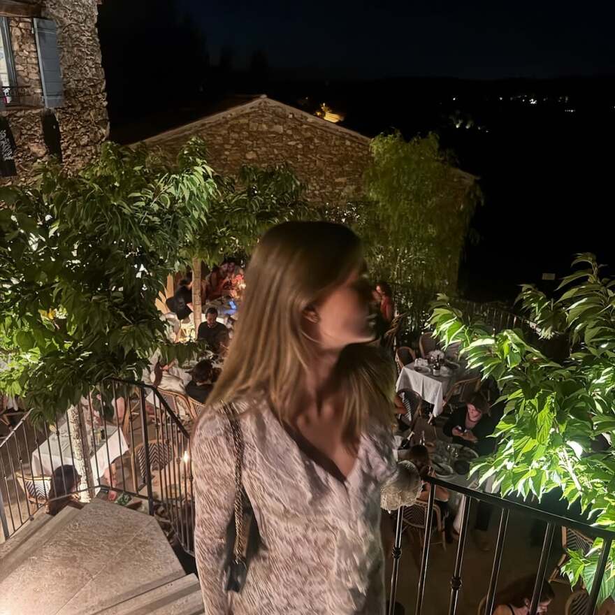 Αμαλία Κωστοπούλου: Σε πάρτι στο Σαν Τροπέ μαζί με την αδελφή της και τις φίλες τους πριν από τον γάμο με τον Τζέικ Μέντγουελ