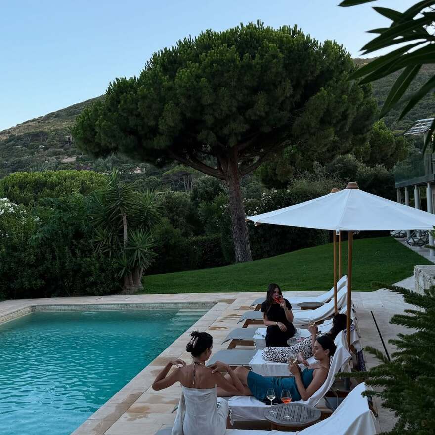 Αμαλία Κωστοπούλου: Σε πάρτι στο Σαν Τροπέ μαζί με την αδελφή της και τις φίλες τους πριν από τον γάμο με τον Τζέικ Μέντγουελ