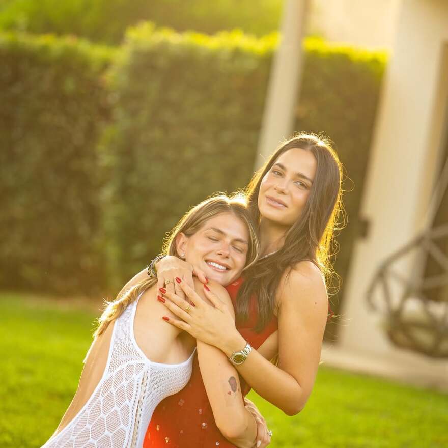 Αμαλία Κωστοπούλου: Σε πάρτι στο Σαν Τροπέ μαζί με την αδελφή της και τις φίλες τους πριν από τον γάμο με τον Τζέικ Μέντγουελ