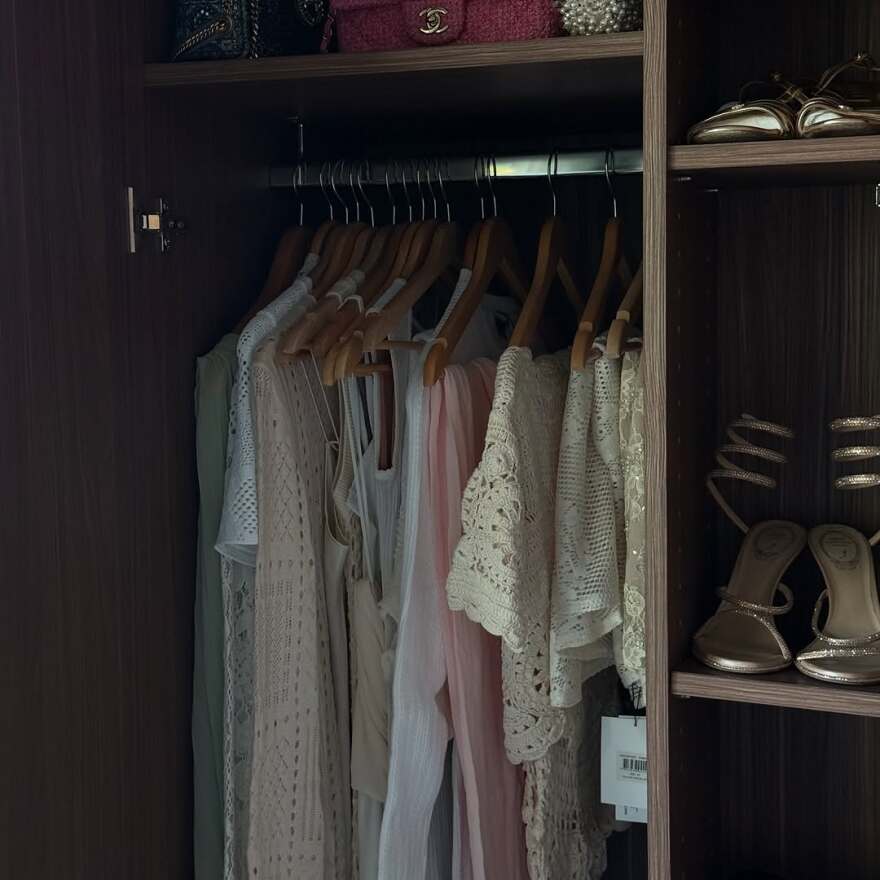 Αμαλία Κωστοπούλου: Σε πάρτι στο Σαν Τροπέ μαζί με την αδελφή της και τις φίλες τους πριν από τον γάμο με τον Τζέικ Μέντγουελ