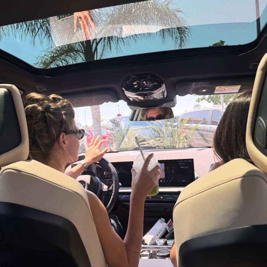 Αμαλία Κωστοπούλου: Σε πάρτι στο Σαν Τροπέ μαζί με την αδελφή της και τις φίλες τους πριν από τον γάμο με τον Τζέικ Μέντγουελ