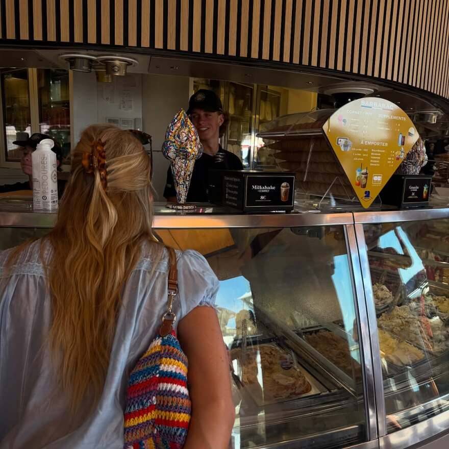 Αμαλία Κωστοπούλου: Σε πάρτι στο Σαν Τροπέ μαζί με την αδελφή της και τις φίλες τους πριν από τον γάμο με τον Τζέικ Μέντγουελ