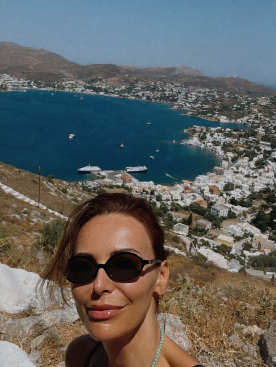 Η Μπέττυ Μαγγίρα κάνει διακοπές στη Λέρο - Δείτε φωτογραφίες