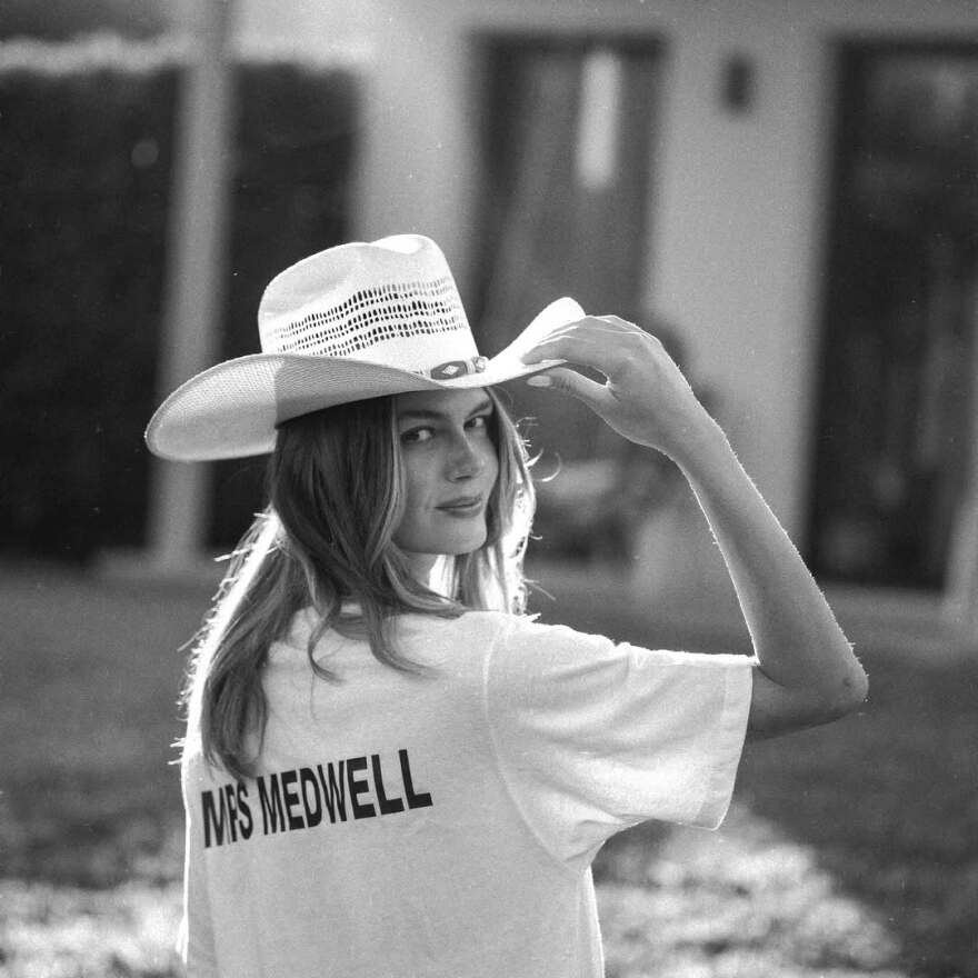 Αμαλία Κωστοπούλου: Σε πάρτι στο Σαν Τροπέ μαζί με την αδελφή της και τις φίλες τους πριν από τον γάμο με τον Τζέικ Μέντγουελ