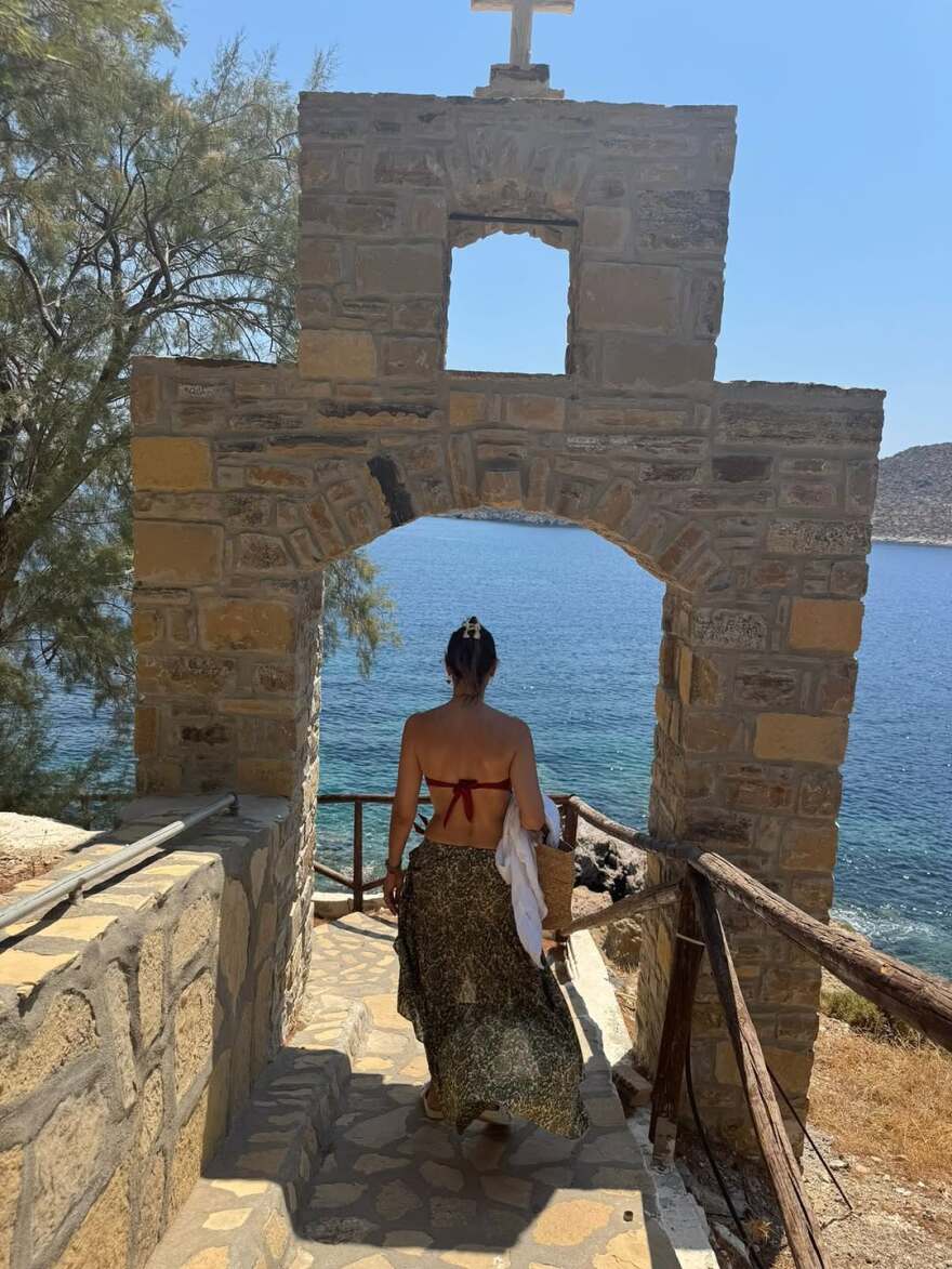 Η Μπέττυ Μαγγίρα κάνει διακοπές στη Λέρο - Δείτε φωτογραφίες