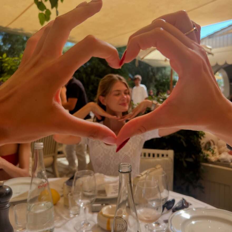 Αμαλία Κωστοπούλου: Σε πάρτι στο Σαν Τροπέ μαζί με την αδελφή της και τις φίλες τους πριν από τον γάμο με τον Τζέικ Μέντγουελ