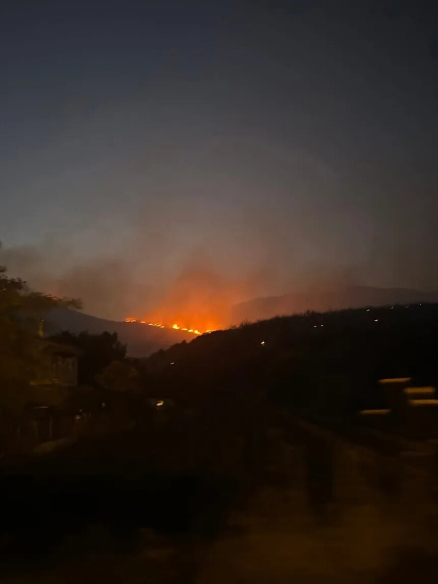 Βελτιωμένη η εικόνα στον Φενεό - Στη μάχη με τις φλόγες 15 εναέρια μέσα, ζημιές σε κατοικίες