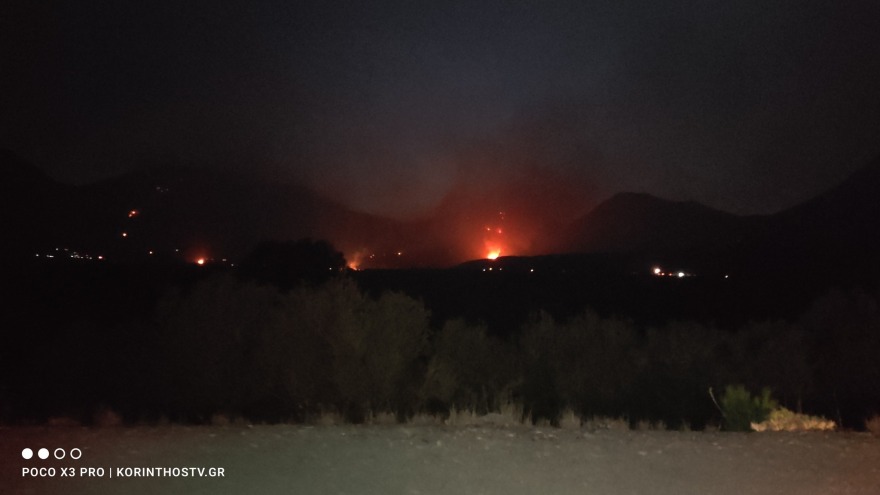 Βελτιωμένη η εικόνα στον Φενεό - Στη μάχη με τις φλόγες 15 εναέρια μέσα, ζημιές σε κατοικίες