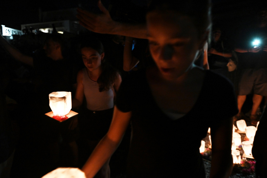 Προσκλητήριο νεκρών με κόκκινα μπαλόνια και φαναράκια στο μνημόσυνο για τους 104 νεκρούς στο Μάτι - «Αυτό που ζήσαμε δεν ήταν μια κακιά στιγμή»