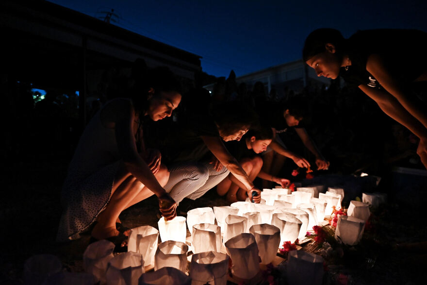 Προσκλητήριο νεκρών με κόκκινα μπαλόνια και φαναράκια στο μνημόσυνο για τους 104 νεκρούς στο Μάτι - «Αυτό που ζήσαμε δεν ήταν μια κακιά στιγμή»