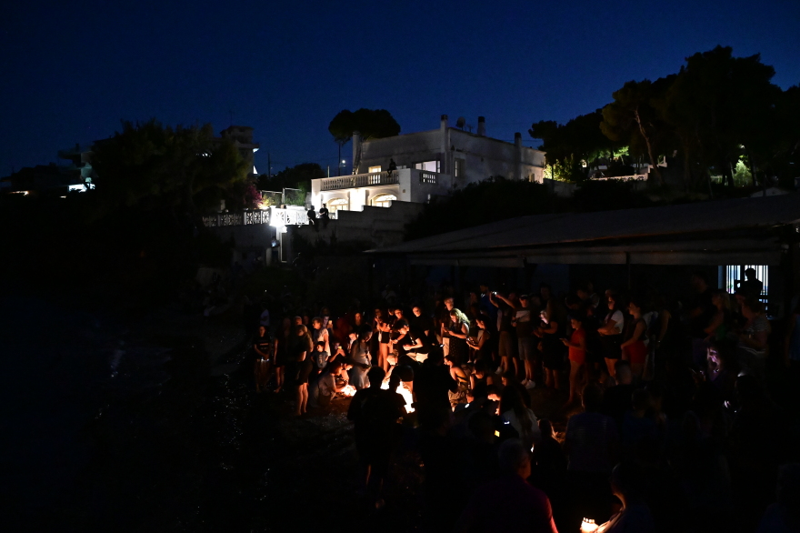 Προσκλητήριο νεκρών με κόκκινα μπαλόνια και φαναράκια στο μνημόσυνο για τους 104 νεκρούς στο Μάτι - «Αυτό που ζήσαμε δεν ήταν μια κακιά στιγμή»