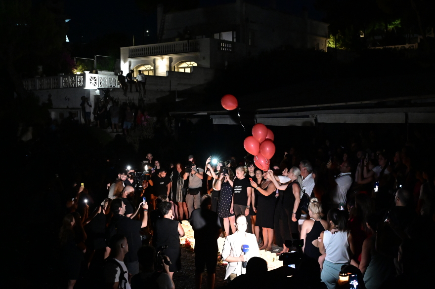 Προσκλητήριο νεκρών με κόκκινα μπαλόνια και φαναράκια στο μνημόσυνο για τους 104 νεκρούς στο Μάτι - «Αυτό που ζήσαμε δεν ήταν μια κακιά στιγμή»