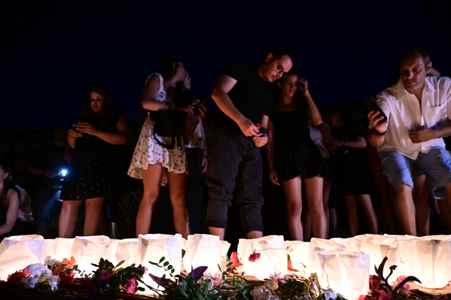 Προσκλητήριο νεκρών με κόκκινα μπαλόνια και φαναράκια στο μνημόσυνο για τους 104 νεκρούς στο Μάτι - «Αυτό που ζήσαμε δεν ήταν μια κακιά στιγμή»