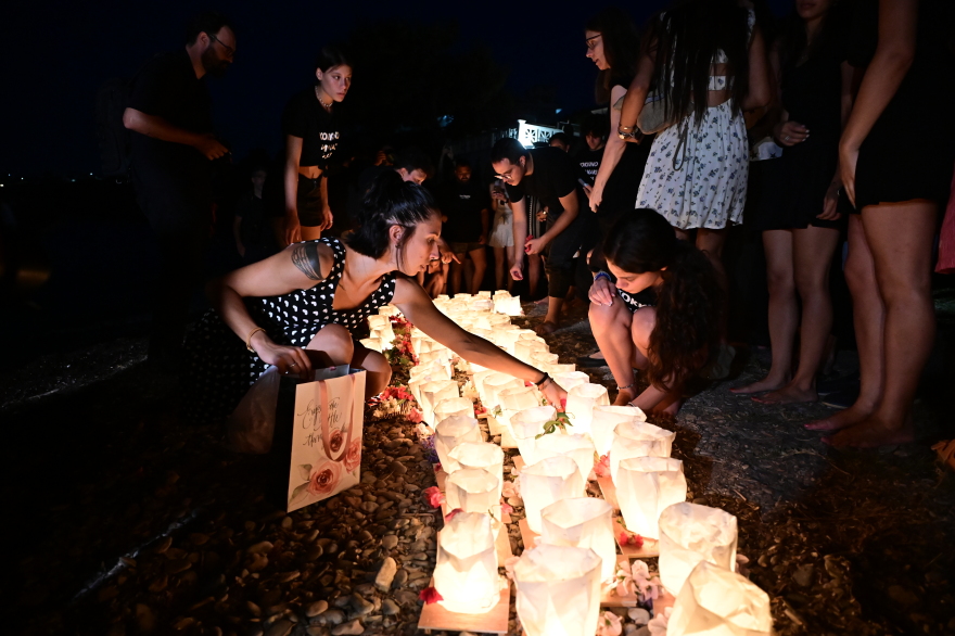 Προσκλητήριο νεκρών με κόκκινα μπαλόνια και φαναράκια στο μνημόσυνο για τους 104 νεκρούς στο Μάτι - «Αυτό που ζήσαμε δεν ήταν μια κακιά στιγμή»