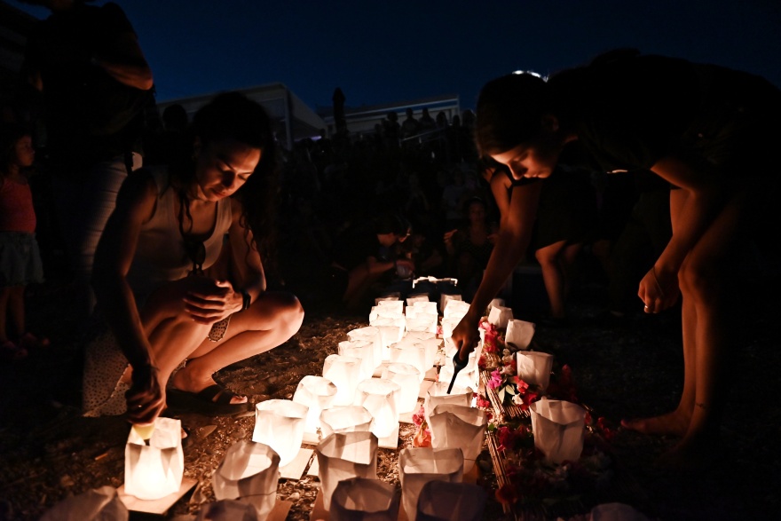 Προσκλητήριο νεκρών με κόκκινα μπαλόνια και φαναράκια στο μνημόσυνο για τους 104 νεκρούς στο Μάτι - «Αυτό που ζήσαμε δεν ήταν μια κακιά στιγμή»