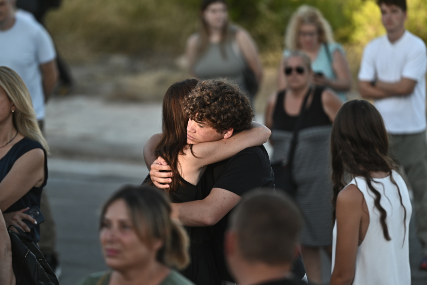 «Ράγισαν καρδιές» στο μνημόσυνο για τους 104 νεκρούς στο Μάτι: Δεν ξεχνάμε τα μάτια που δεν πρόλαβαν να κλείσουν