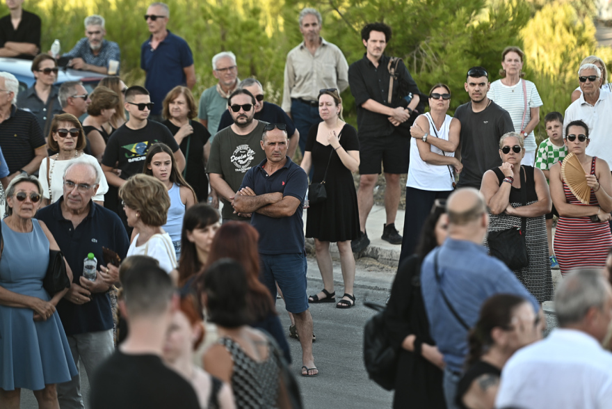 «Ράγισαν καρδιές» στο μνημόσυνο για τους 104 νεκρούς στο Μάτι: Δεν ξεχνάμε τα μάτια που δεν πρόλαβαν να κλείσουν